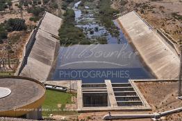 Image du Maroc Professionnelle de  Le barrage Oued El Makhazine, conçu pour le développement et  l'irrigation du périmètre du Loukkos. Ainsi les champs situés dans le triangle Ksar El Kébir, Larache, Moulay Bouselham profitent de cette infrastructure. Cette importante réalisation située sur El Oued Loukkos sert à la régularisation inter annuelle des débits tout en formant une protection contre les crues, au Jeudi 1er Septembre 2005 à cette datte le barrage dispose 309 Million de M3. (Photo / Abdeljalil Bounhar) 